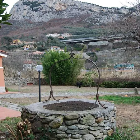 Il Pozzo E Il Melograno Oda ve Kahvaltı Finale Ligure