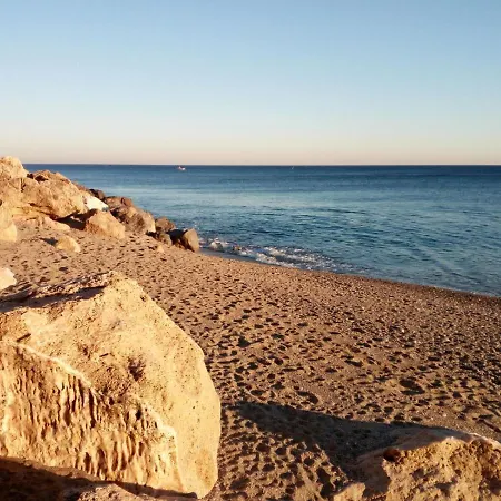 Il Pozzo E Il Melograno Oda ve Kahvaltı Finale Ligure